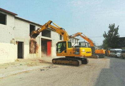 济南市历城区昨天拆除2万平方米违建厂房